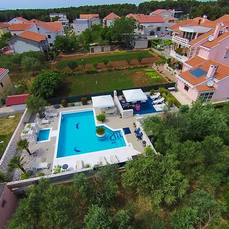 Dalmatina Mit Pool 자다르